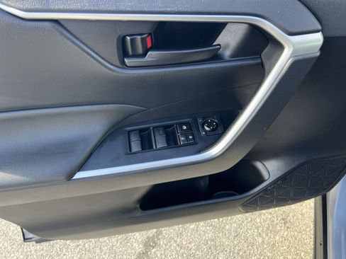 Used 2022 Toyota RAV4 LE image 14