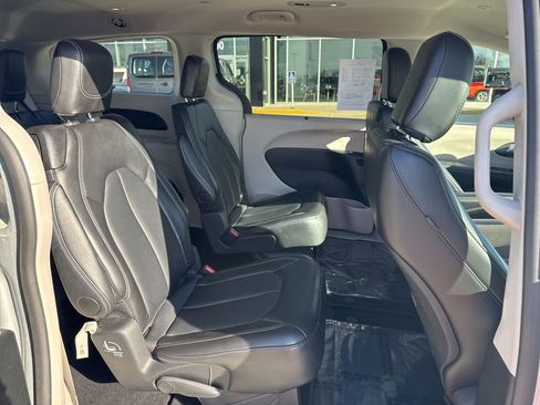 Certified 2024 Chrysler Pacifica Touring-L image 29