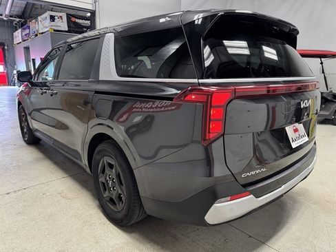 Used 2025 Kia Carnival image 5