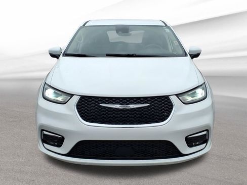 Used 2023 Chrysler Pacifica Touring-L image 8