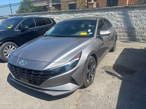 Used 2023 Hyundai Elantra SEL w/ Convenience Package FWD image 2