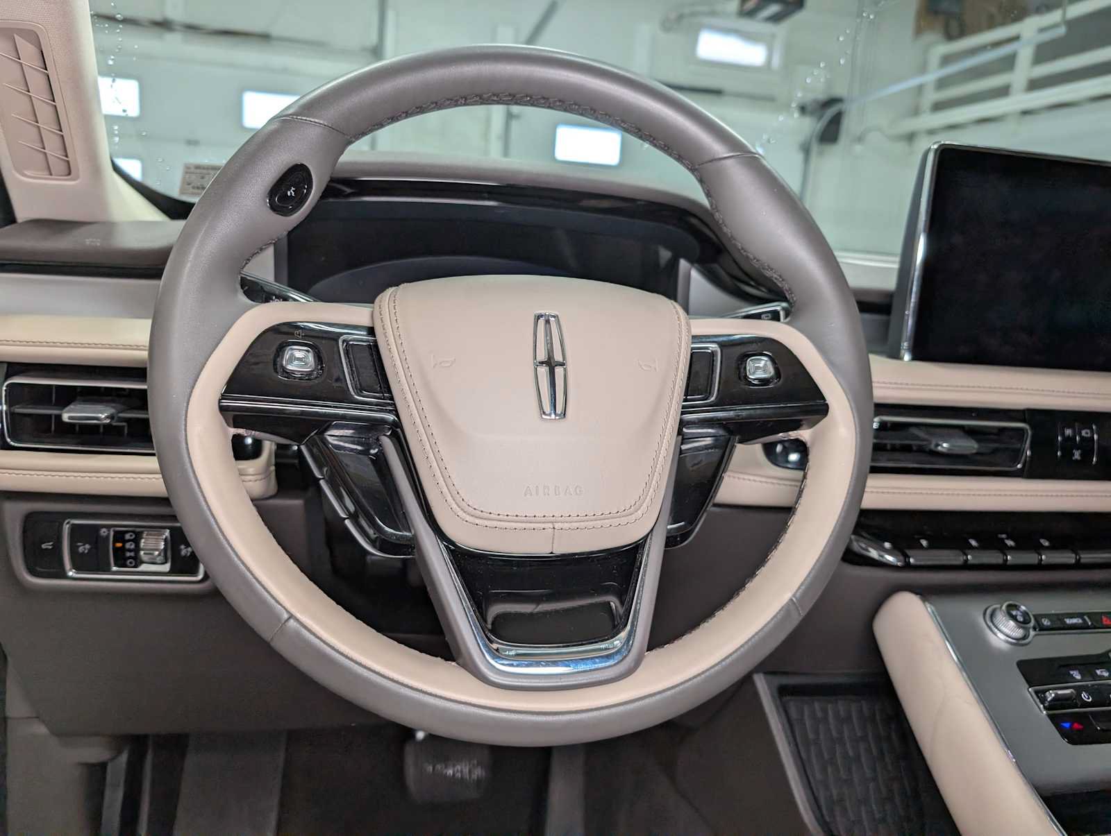 Used 2023 Lincoln Aviator AWD image 35