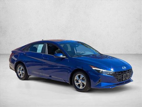 Used 2022 Hyundai Elantra SE FWD image 3