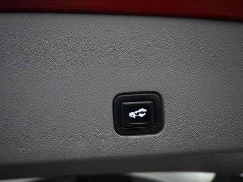 Used 2022 Cadillac XT6 Premium Luxury w/ Technology Package FWD image 9