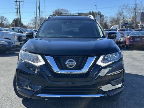 Used 2019 Nissan Rogue SV image 2