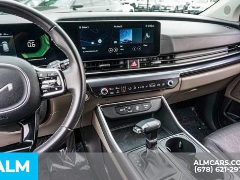Used 2025 Kia Carnival FWD image 38