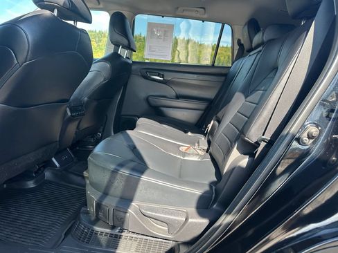 Used 2022 Toyota Highlander XLE AWD/4WD image 14