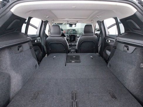 Certified 2025 Volvo XC40 B5 Plus image 32