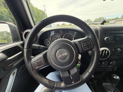 Used 2012 Jeep Wrangler Unlimited Rubicon w/ Dual Top Group AWD/4WD image 22