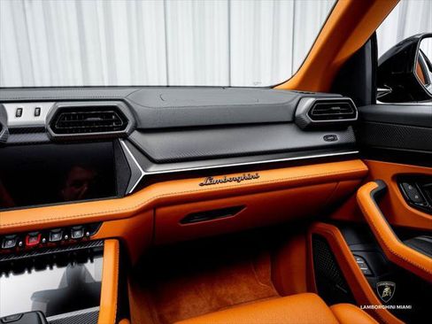 Used 2025 Lamborghini Urus SE AWD/4WD image 36