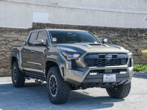 Used 2025 Toyota Tacoma TRD Sport w/ TRD Sport Upgrade Package image 3