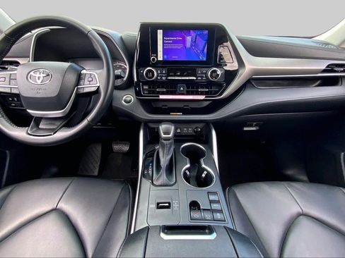 Used 2024 Toyota Highlander XLE FWD image 15