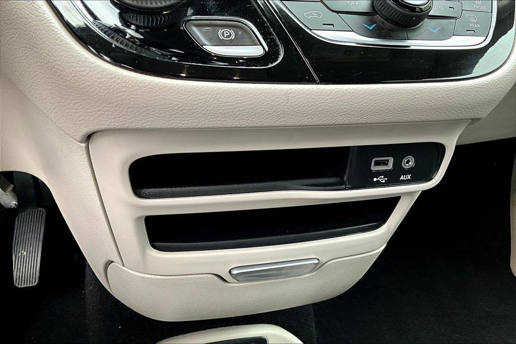 Used 2020 Chrysler Pacifica Touring w/ Advanced Safetytec Group FWD image 15