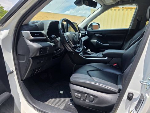Used 2021 Toyota Highlander XLE AWD/4WD image 12