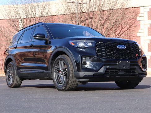 Used 2025 Ford Explorer ST image 1