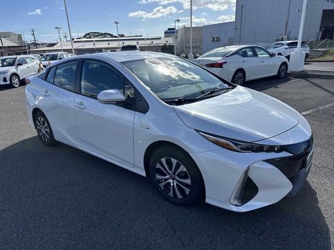 Used 2022 Toyota Prius Prime Limited image 2