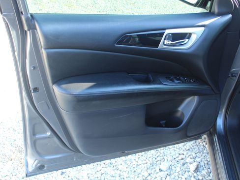 Used 2018 Nissan Pathfinder S image 10