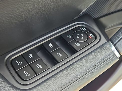 Certified 2023 Porsche Cayenne AWD/4WD image 31