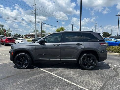 Used 2023 Jeep Grand Cherokee Altitude AWD/4WD image 4