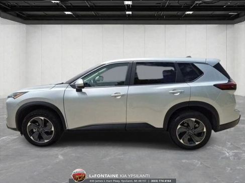 Used 2025 Nissan Rogue SV FWD image 2