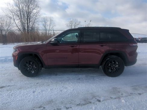Used 2024 Jeep Grand Cherokee Altitude image 6