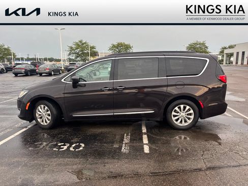 Used 2017 Chrysler Pacifica Touring-L FWD image 14