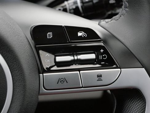 Certified 2025 Hyundai Elantra Limited image 29