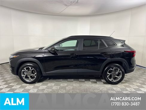 Used 2025 Chevrolet Trax LT w/ LT Convenience Package image 9