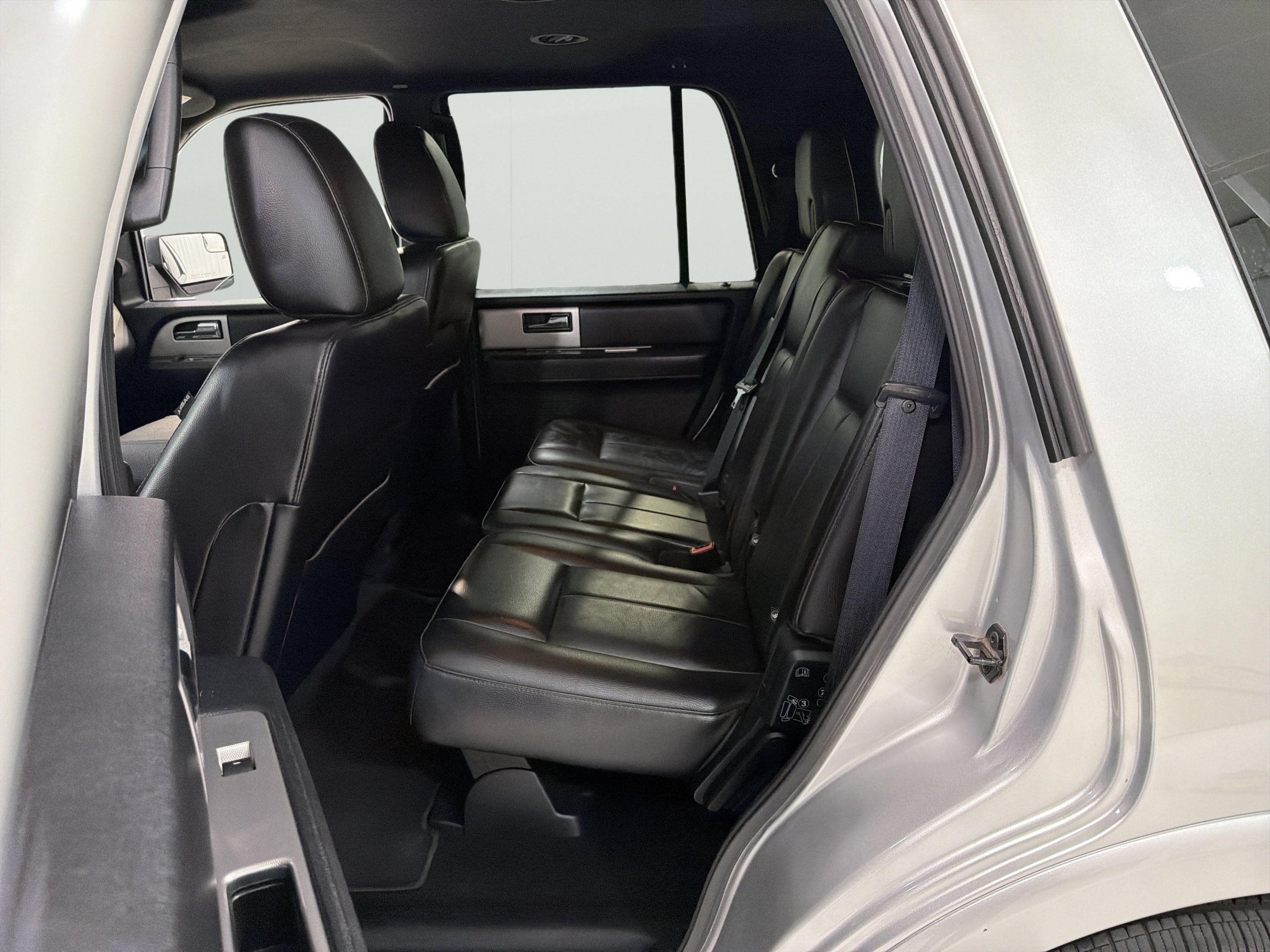 Used 2016 Ford Expedition XLT w/ Equipment Group 201A RWD image 11