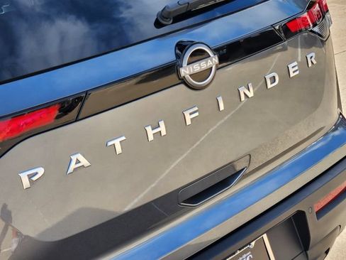 Used 2025 Nissan Pathfinder S FWD image 9