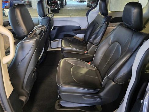 Used 2017 Chrysler Pacifica Platinum FWD image 26