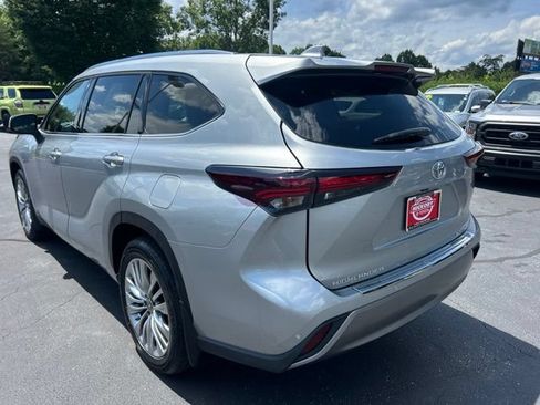 Used 2024 Toyota Highlander Platinum FWD image 12
