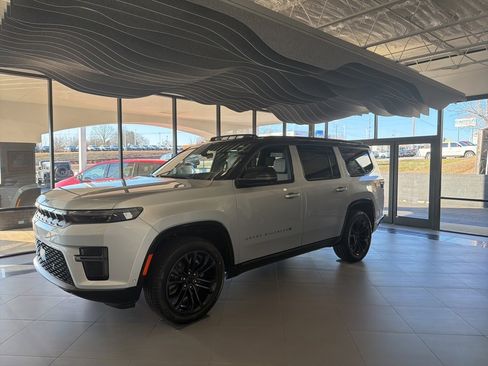 New 2026 Jeep Grand Wagoneer Summit image 2