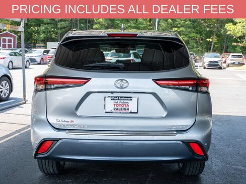 Used 2023 Toyota Highlander Limited FWD image 4