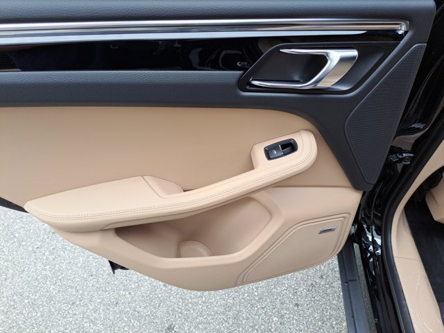 Used 2026 Porsche Macan AWD/4WD image 21