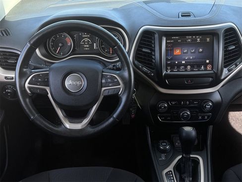 Used 2016 Jeep Cherokee Latitude w/ Cold Weather Group image 13