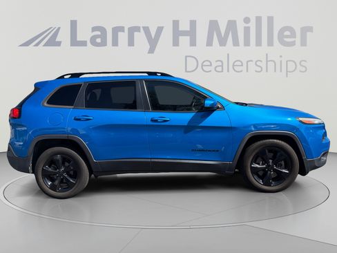 Used 2018 Jeep Cherokee Latitude w/ Altitude Package FWD image 6