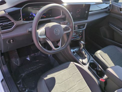 New 2026 Volkswagen Taos SE image 9