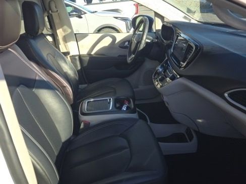 Used 2024 Chrysler Pacifica Touring-L image 30