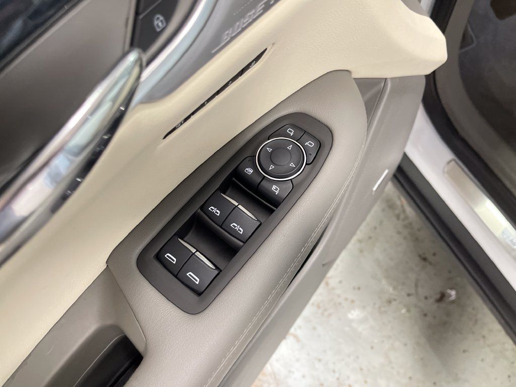 Used 2024 Cadillac XT6 Premium Luxury w/ Technology Package AWD/4WD image 16