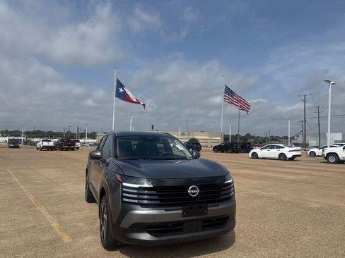 Certified 2025 Nissan Kicks SV w/ SV Premium Package FWD image 3