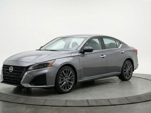 Used 2025 Nissan Altima 2.5 SV FWD image 3