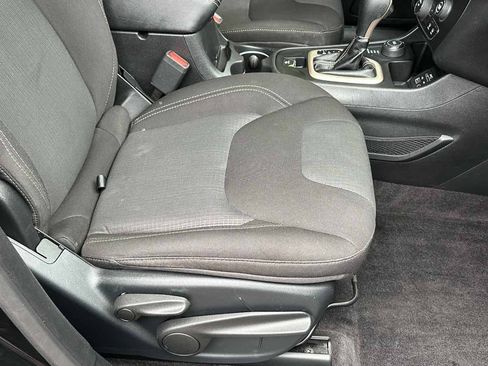 Used 2017 Jeep Cherokee Latitude w/ Cold Weather Group AWD/4WD image 24