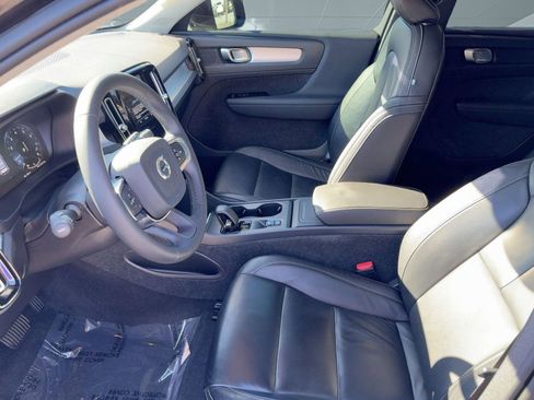 Certified 2022 Volvo XC40 T5 Momentum image 5
