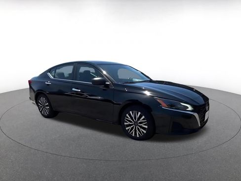 Used 2025 Nissan Altima 2.5 SV FWD image 2