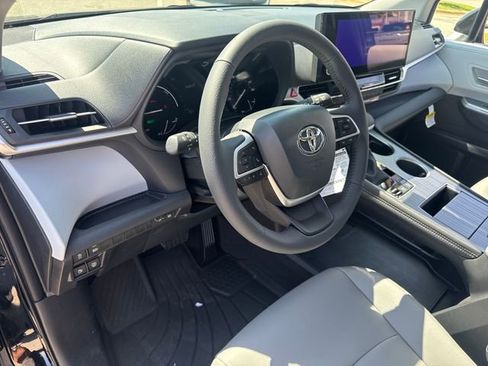 New 2026 Toyota Sienna XLE FWD image 18