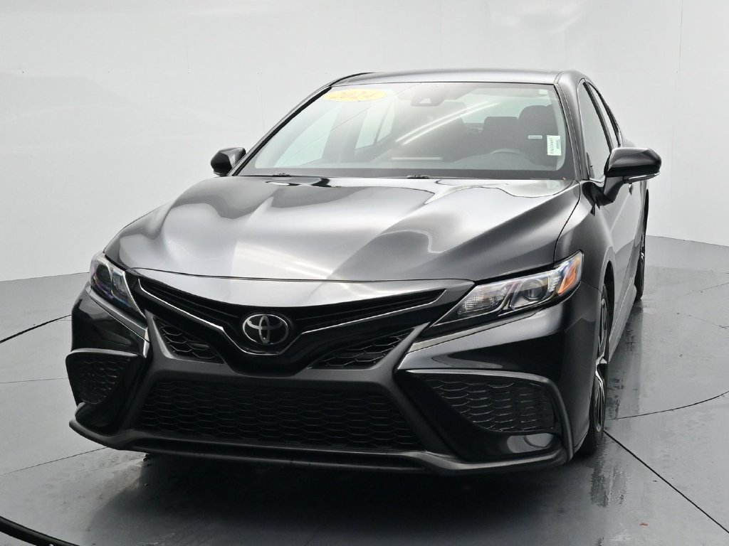 Used 2024 Toyota Camry SE FWD image 3