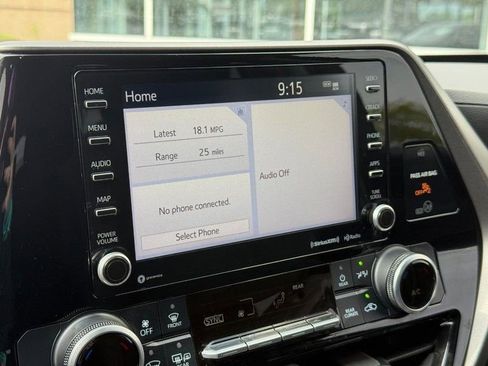 Used 2021 Toyota Highlander LE AWD/4WD image 24