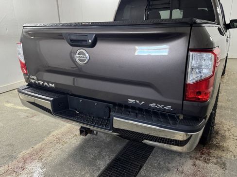 Used 2017 Nissan Titan SV image 9