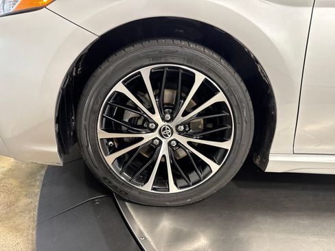 Used 2018 Toyota Camry SE FWD image 2